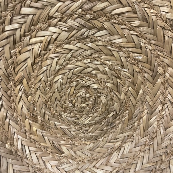 Round Straw Tote Bag - Natural Straw !! - Picture 3 of 3